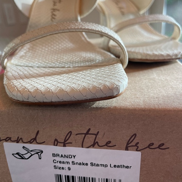 Land of the Free cream Snake Stamp Leather sandal. New in box. NWT. Size 9 - Picture 5 of 6